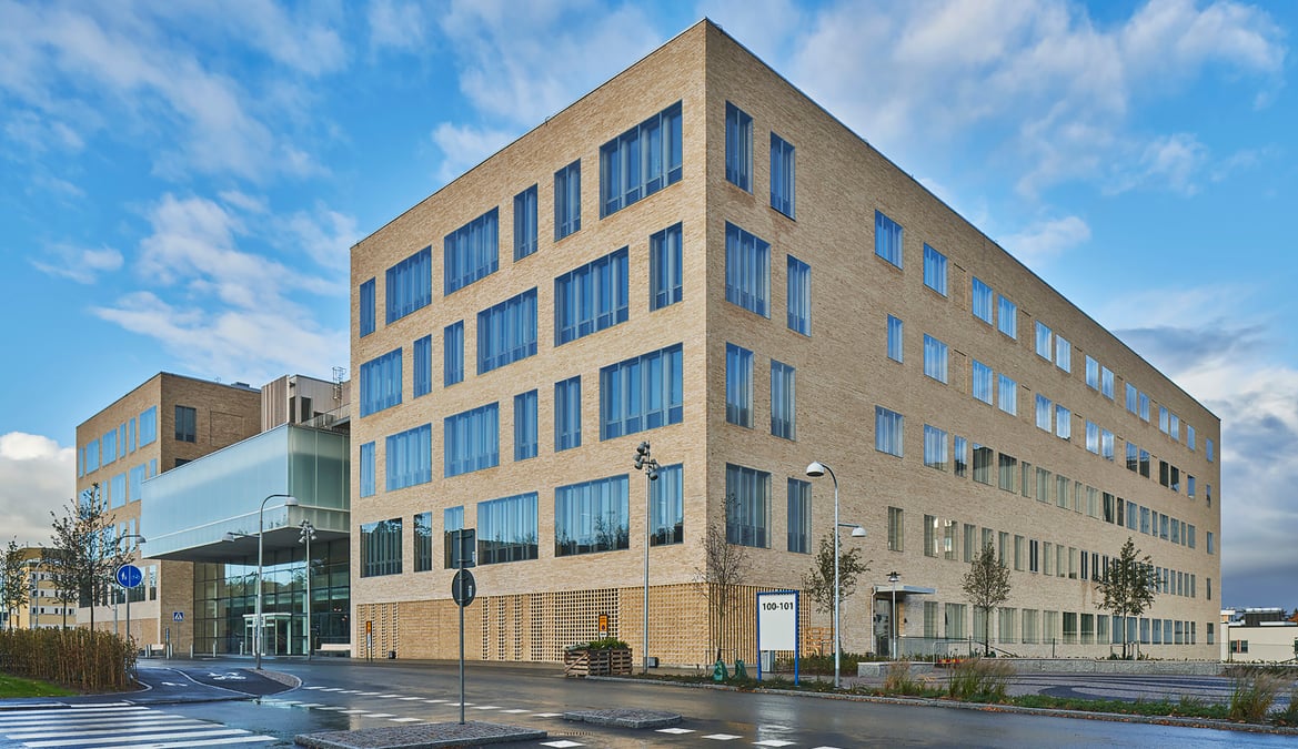 Akademiska sjukhusets senaste byggnadstillskott, ingång 100/101, uppmärksammas i den internationella tävlingen Architecture Masterprize. Huset har fått en hedersutmärkelse i klassen vårdarkitektur. 
Foto: Åke E:son Lindman