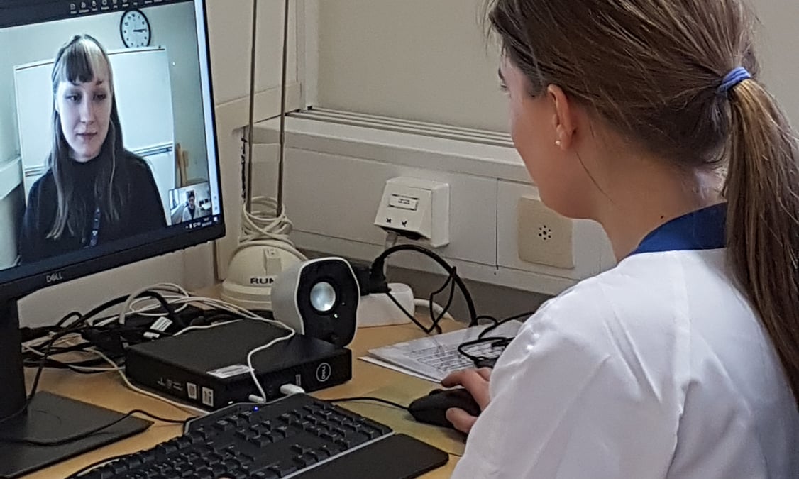 I och med pandemin ökade digitala vårdbesök närmast explosionsartat inom Länslogopedin i Uppsala. Från 2019 till 2023 ökade besöken inom stamningsområdet från en till 44 procent vilket har förbättrat tillgängligheten. På bilden agerar administratör Julia Wik patient och  logoped Sophie Albinsson visar  hur ett digitalt vårdmöte kan se ut. Foto: privat