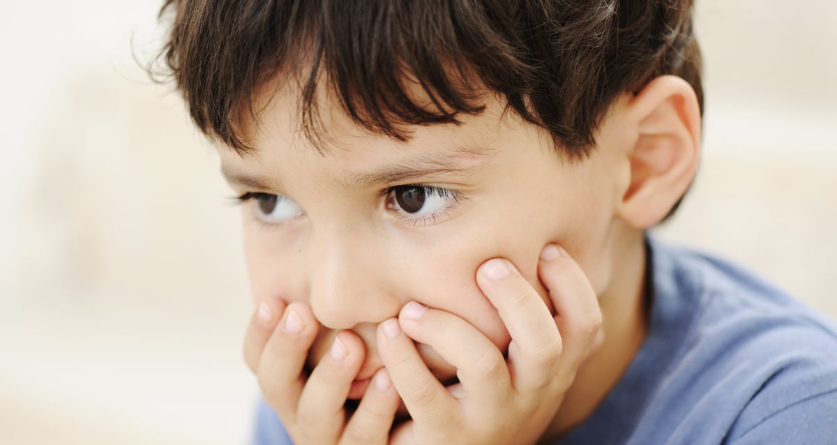 Tack vare ett nytt samarbete mellan barnsjukhuset och smärtcentrum på Akademiska kan barn med långvarig smärta erbjudas stärkt vård. Smärtan kan till exempel yttra sig som kronisk huvudvärk, magsmärtor eller värk i lederna. Att leva med smärta kan även ge upphov till psykisk stress hos barnet. Foto: Mostphotos