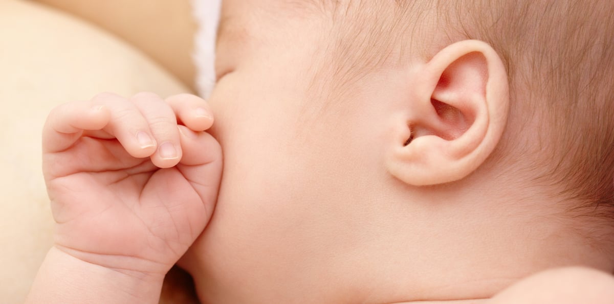 Sedan 2016 är två barnmorskor med under framfödandet vid alla förlossningar på Akademiska sjukhuset. Ett långsamt framfödande är den viktigaste faktorn för att minska bristningar. Mellan åren 2010 och 2021 har antalet sfinkterskador minskat från 3,6 till 2 procent. Vid förlossning med sugklocka har antalet sfinkterskador halverats sedan 2017. Foto: Mostphotos