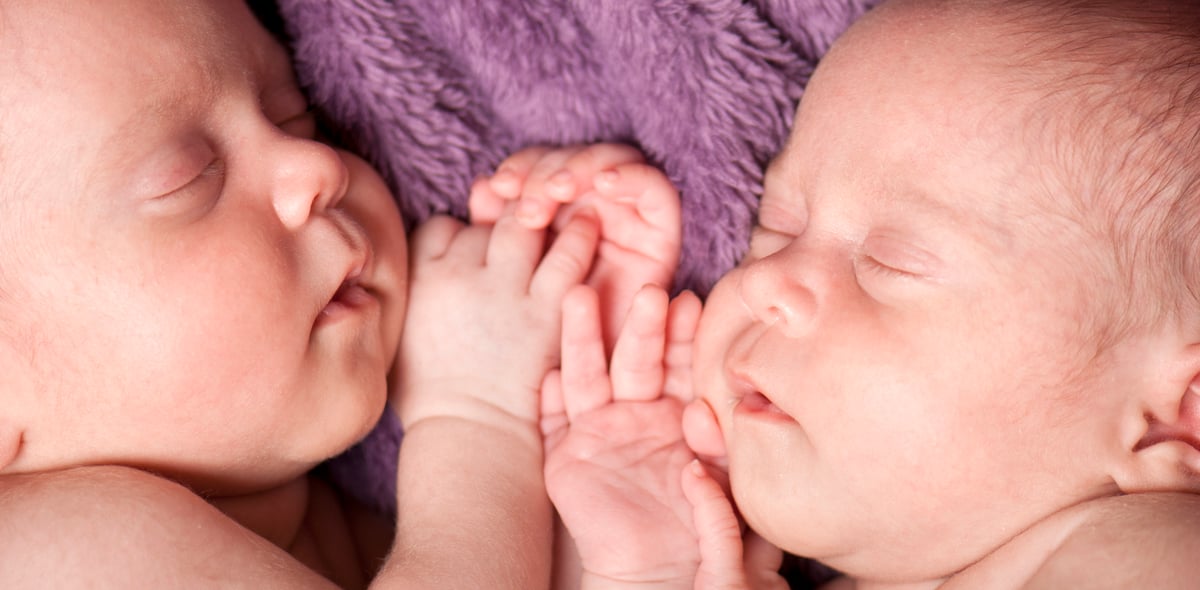 Autism hos enäggstvillingar kan kopplas till faktorer vid födseln och de första levnadsåren, bland annat låg födelsevikt, kramper och infektioner. Det framgår i en studie på enäggstvillingar med eller utan neuropsykiatriska funktionsnedsättningar. De nya rönen uppmärksammas i samband med internationella autismdagen 2 april.