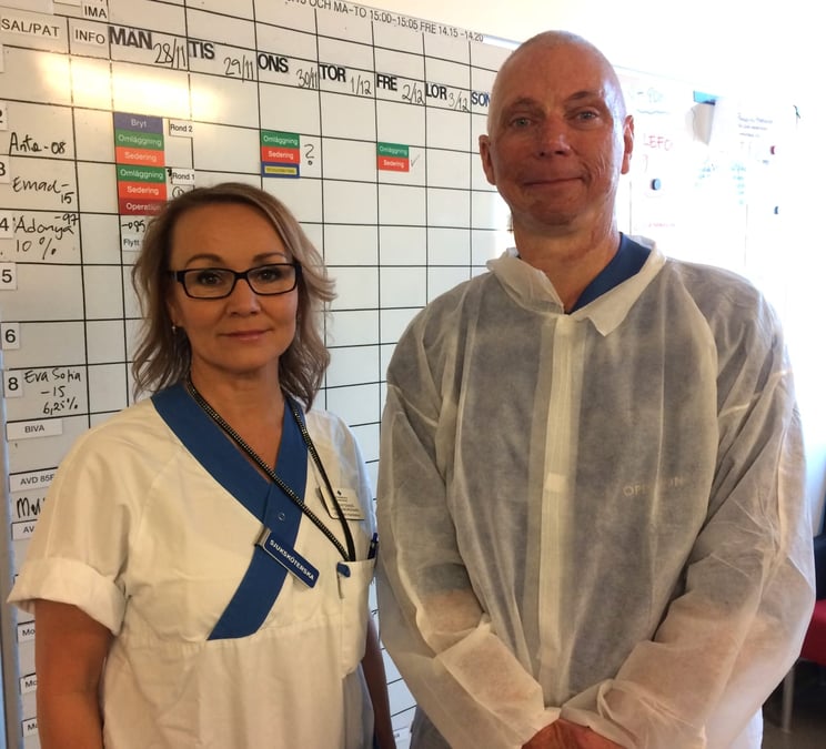 Den 3 december är brännskadeexperter från Akademiska sjukhuset på IKEA för att informera småbarnsförälder om hur skållningsskador kan förebyggas. På bilden syns initiativtagarna Elisabeth Haddleton (sjuksköterska) och Fredrik Huss (överläkare).