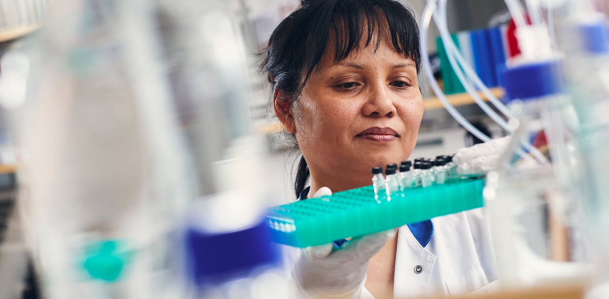 Det senaste året har framsteg gjorts som förbättrar möjligheterna att diagnostisera och behandla Alzheimers sjukdom. För första gången har ett biologiskt läkemedel riktat mot sjukdomsmekanismerna godkänts i USA och inom väntas ett blodprov, som mäter proteinet tau, kunna ersätta invasiv lumbalpunktion inom diagnostiken.  Fotograf: Johan Alp