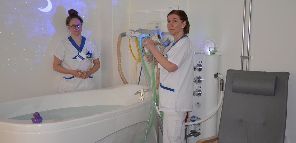 Nu har förlossningen på Akademiska sjukhuset två renoverade födelserum där kvinnor kan erbjudas bad och lustgas som alternativ smärtlindring. På bilden syns barnmorskan Evelina Holtby (vänster) och Jenny Hedberg, undersköterska.