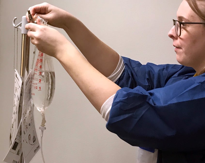 Numera ges ofta syrgasbehandling tidigare till patienter med covid-19. Sandra Egegren, sjuksköterska på infektionskliniken, förbereder högflödesbehandling, s.k. optiflow för en covidpatient med andningssvikt.