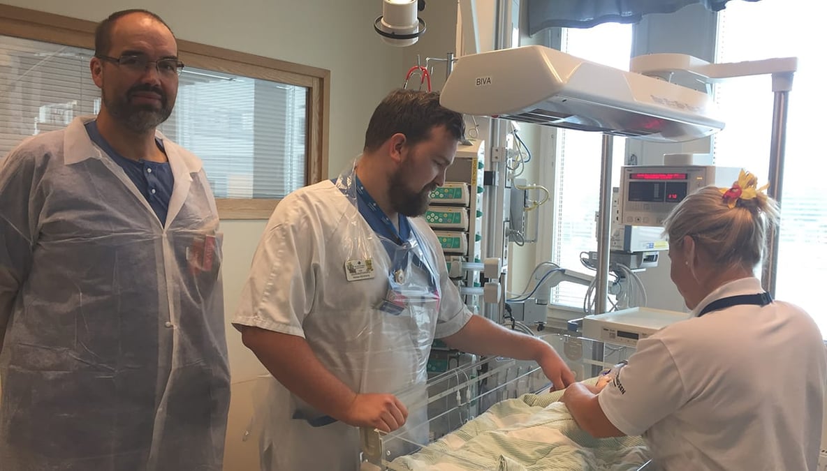 Barnintensiven på Akademiska har öppnats igen. På bilden syns från vänster: Rainer Dörenberg, Niklas Klintberg och Zara Olsson.