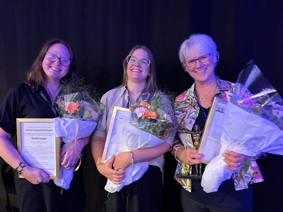 Tre specialistsjuksköterskor inom kirurgi på Akademiska sjukhuset har tilldelats priser från Nationella föreningen för sjuksköterskor i kirurgisk vård (NFSK). Från vänster: Pernilla Lindqvist och Kia Pitkämäki som får priset Årets specialistsjuksköterska. Längst till höger: Eva Jangland som får forskarpriset 2022.