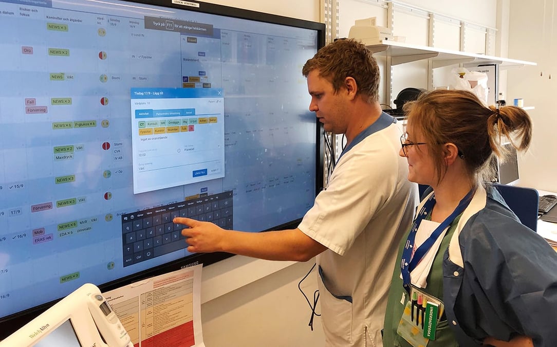 Daglig styrning via en digital tavla framhålls som en framgångsfaktor på den kirurgiska utvecklingsavdelningen. Det ger överblick och underlättar resursfördelningen. På bilden syns avdelningschef Patrik Bodeby och Emelie Lindqvist, undersköterska.
