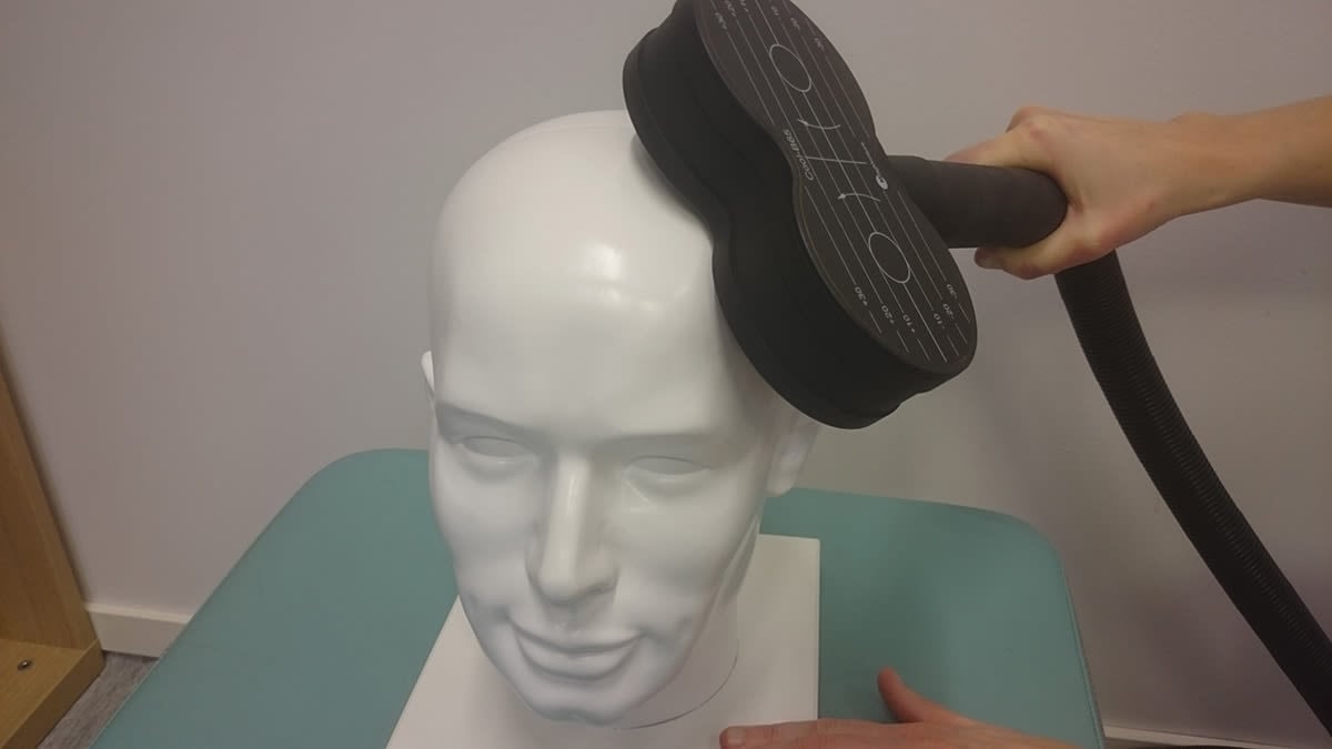 Vid magnetstimulering förs en spole över de delar av hjärnan som ska behandlas. Tack vare en ny metod kan man behandla mer djupgående än tidigare, mitt över pannloben, i stället för som tidigare på vänstra pannloben.