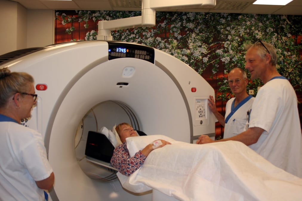 På bilden syns Jens Sörensen (adjungerad professor, överläkare), Gunnar Antoni (adjungerad professor och avdelningschef för PET-Centrum) samt Mimmi Lidholm och Kajsa Lyon (sjuksköterskor), samtliga vid PET-Centrum på Akademiska sjukhuset.