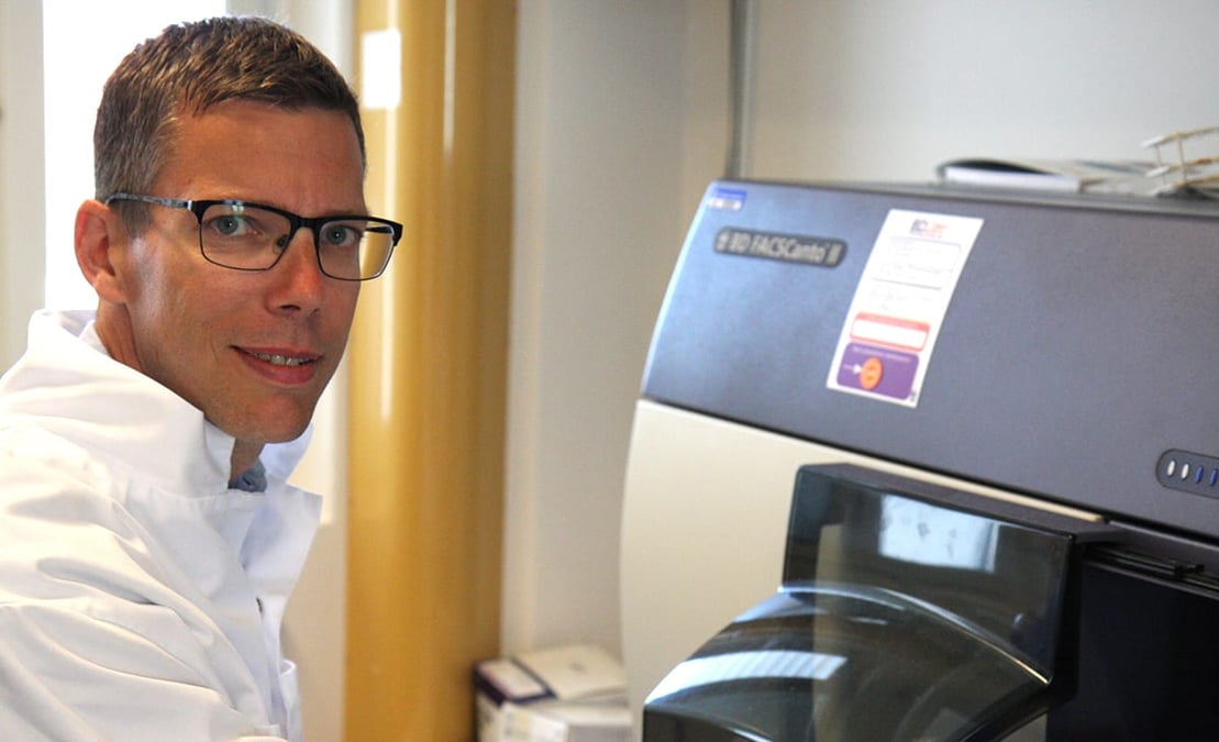 SLE-patienter med en riskgenvariant löper ökad risk för akut njurinflammation och stroke. Ökad kunskap om arvsanlagens betydelse kan bana väg för nya, alternativa behandlingar, enligt forskaren Niklas Hagberg.