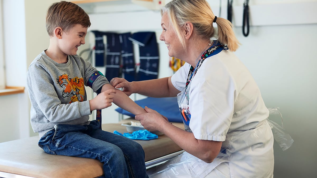 För första gången ska barn få tycka till om vården inom ramen för nationell patientenkät. Ett pilotprojekt vid Akademiska barnsjukhuset och Region Värmland visar att barn i åldern 10-14 är positiva till att själva få tycka till om vården. Foto: Johan Alp (genrebild från Akademiska barnsjukhuset)