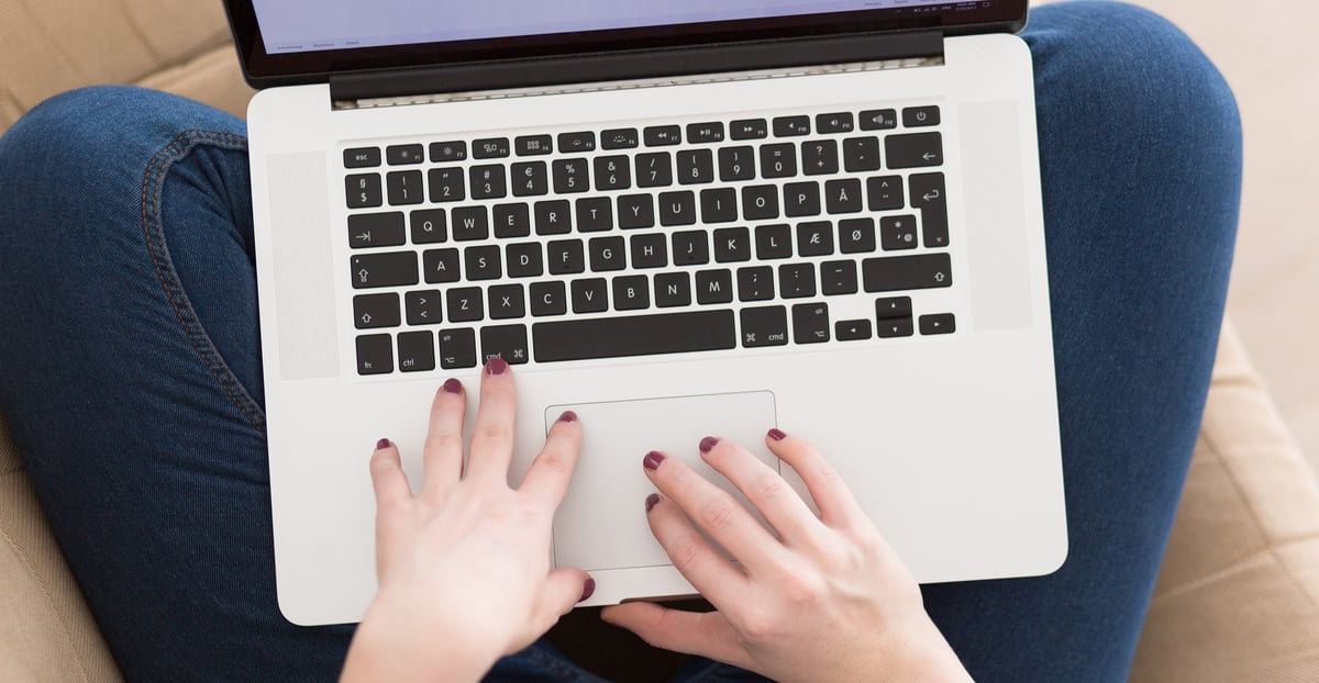 Sömnproblem hos unga blir allt vanligare. BUP i Uppsala har utvecklat en internetbaserad sömnbehandling som nu nylanseras i första linjen, via barn- och ungdomshälsan, för att nå ut till fler. Behandlingen syftar till att ändra sömnvanorna på natten, kvällen och dagen för att på det sättet förbättra sin sömn. Foto: Genrebild (Mostphotos)