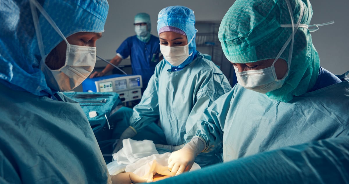 Vid akut hjärnskada kan borttagande av skallbenet, hemikraniektomi, vara en livräddande operation. I en studie ska man utvärdera måendet hos patienterna. Fotograf: Johan Alp (genrebild operation)