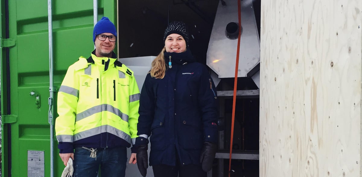 2019 genomfördes ett pilotförsök med ozonrening på Akademiska sjukhuset inom ramen för en studie. Resultaten  visar att har för låg effekt och för stora driftsproblem för att kunna implementeras på sjukhuset. På bilden syns Sofia Svebrant, miljösamordnare, och Jim Larsson, VVS-ingenjör på Fastighet och Service, som båda varit involverade i projektet.
Foto: Emelie Tingvall