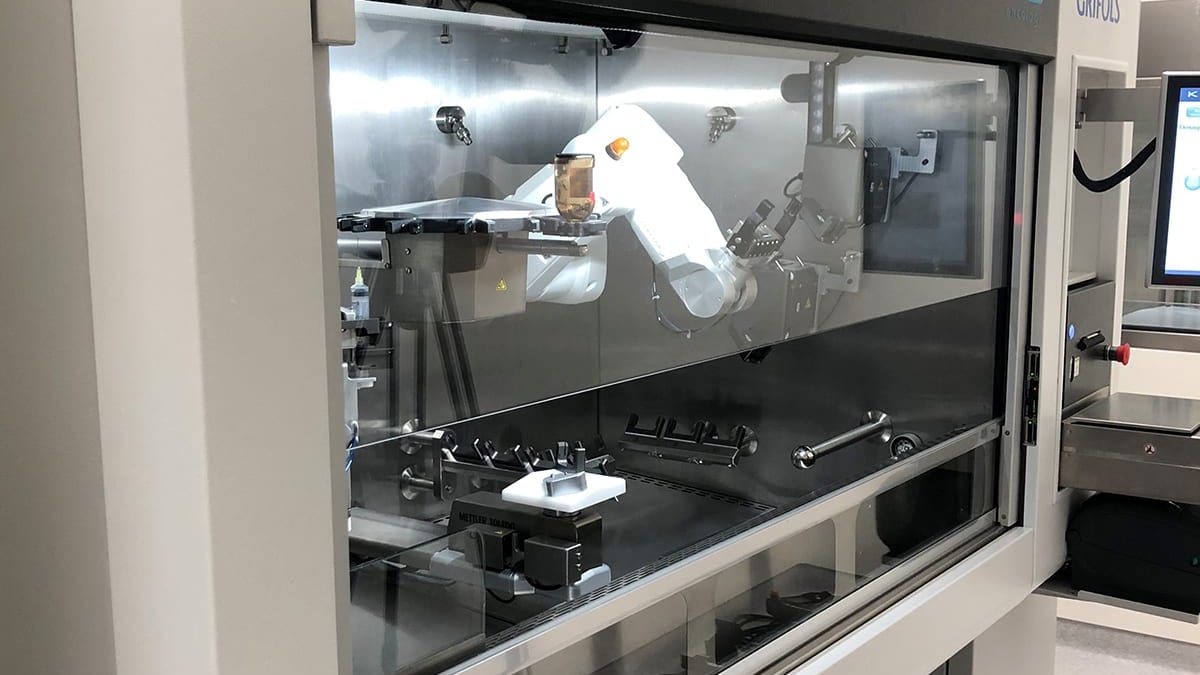 Akademiska blir första sjukhus i Sverige som får en robot för beredning av cytostatika. Ökad automatisering anses gynna både patientsäkerhet och arbetsmiljö.