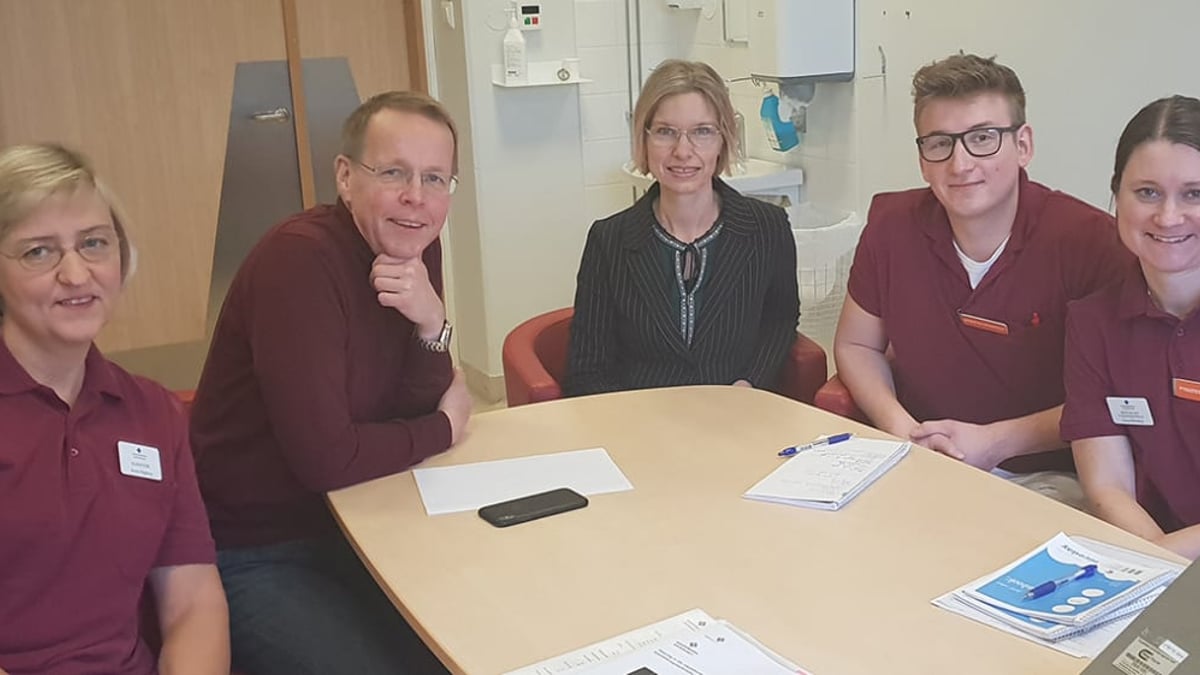 I teamet för unga Parkinsonpatienter arbetar (från vänster): Anna Högberg (kurator), Jan Lexell (överläkare och professor), Cathrine Göransson (avdelningschef), Teodor Selsborg Haapala (arbetsterapeut) och Anna Renberg (fysioter
