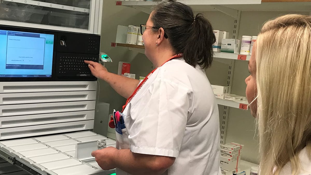 Sjuksköterskorna Caroline Engström, thoraxintensiven, och Kajsa Lutti, centralintensiven, tränar på en testautomat. Efter årsskiftet ska läkemedelsautomater fasas in på 20 vårdavdelningar.