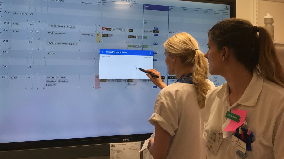 2021 införs ett digitalt verktyg för visualisering och styrning av slutenvårdsflödet, DiViS, sjukhusövergripande på Akademiska. På bilden syns från vänster Emelie Thored och Pernilla Nilsson, sjuksköterska respektive undersköterska på kirurgiska utvecklingsavdelningen.