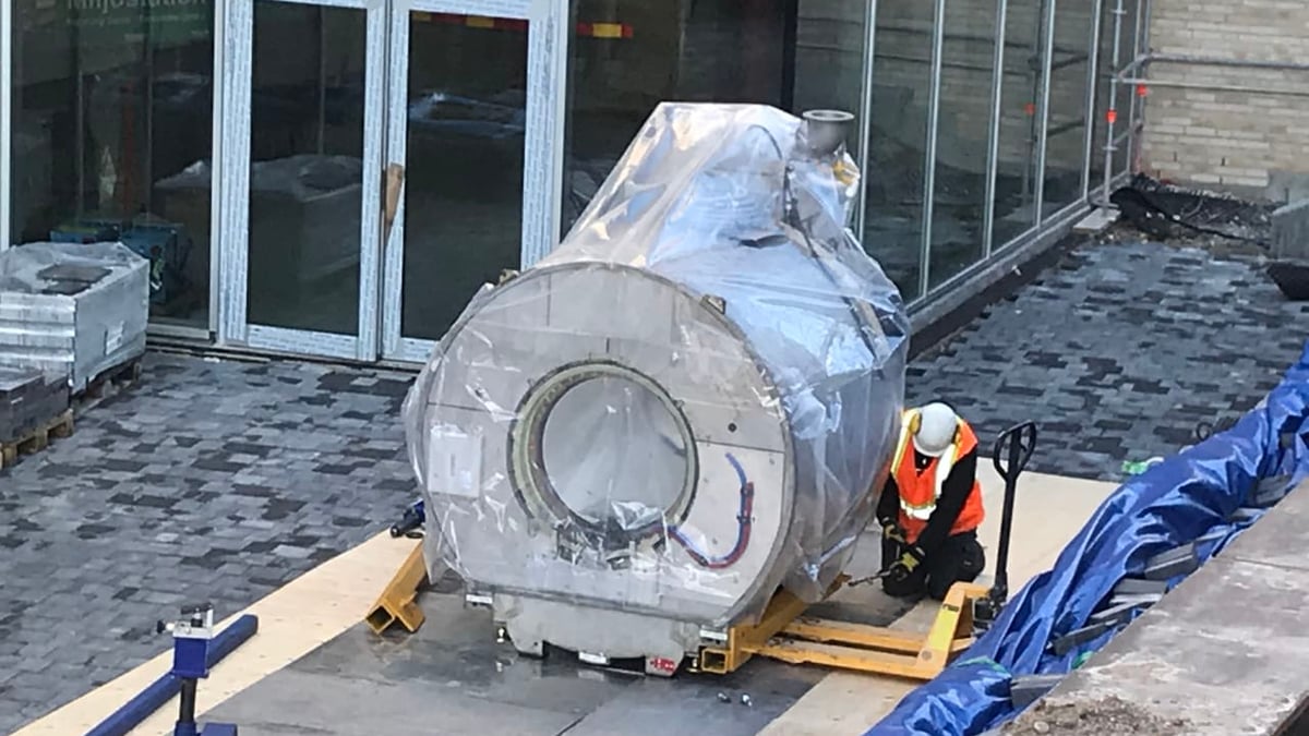 MR-linacen lyftes på plats på söndagen.