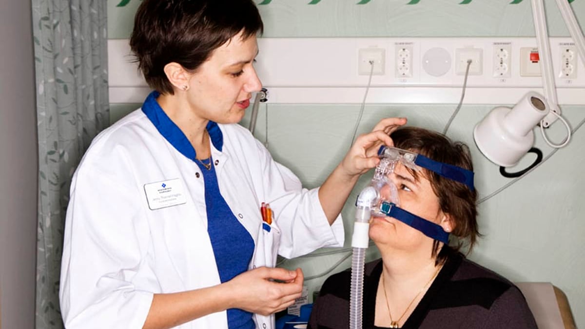 Övertrycksandning via mask (CPAP) är ett sätt att behandla sömnapné. I en studie på Akademiska undersöks sambandet mellan sömnapné under drömsömnen och tidiga tecken på åderförkalkning och om det finns eventuella könsskillnader som behöver beaktas.