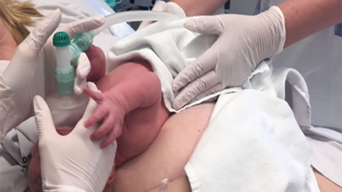 Initialt andningsstöd inne på förlossningssalen har införts på Akademiska. Minskad separation och vård hud mot hud är bl a positivt för temperaturreglering och näringsintag/amning.