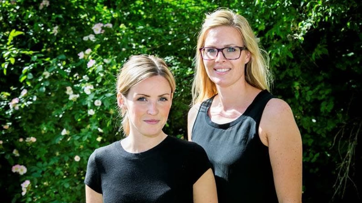 Programledaren Lotten Åsén Blomqvist (till vänster) tillsammans med Lisa Larsson, som fick livmoderhalscancer under sin graviditet.