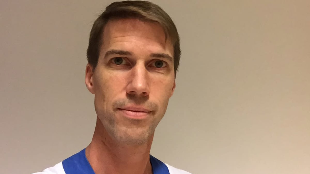 Utprovning av duodopabehandling med pump hemifrån, där Parkinsonpatienter har kontakt med vårdpersonal via videolänk, är smidigt och innebär att även närstående kan lära sig behandlingen, menar Dag Nyholm, docent och överläkare på Akademiska.