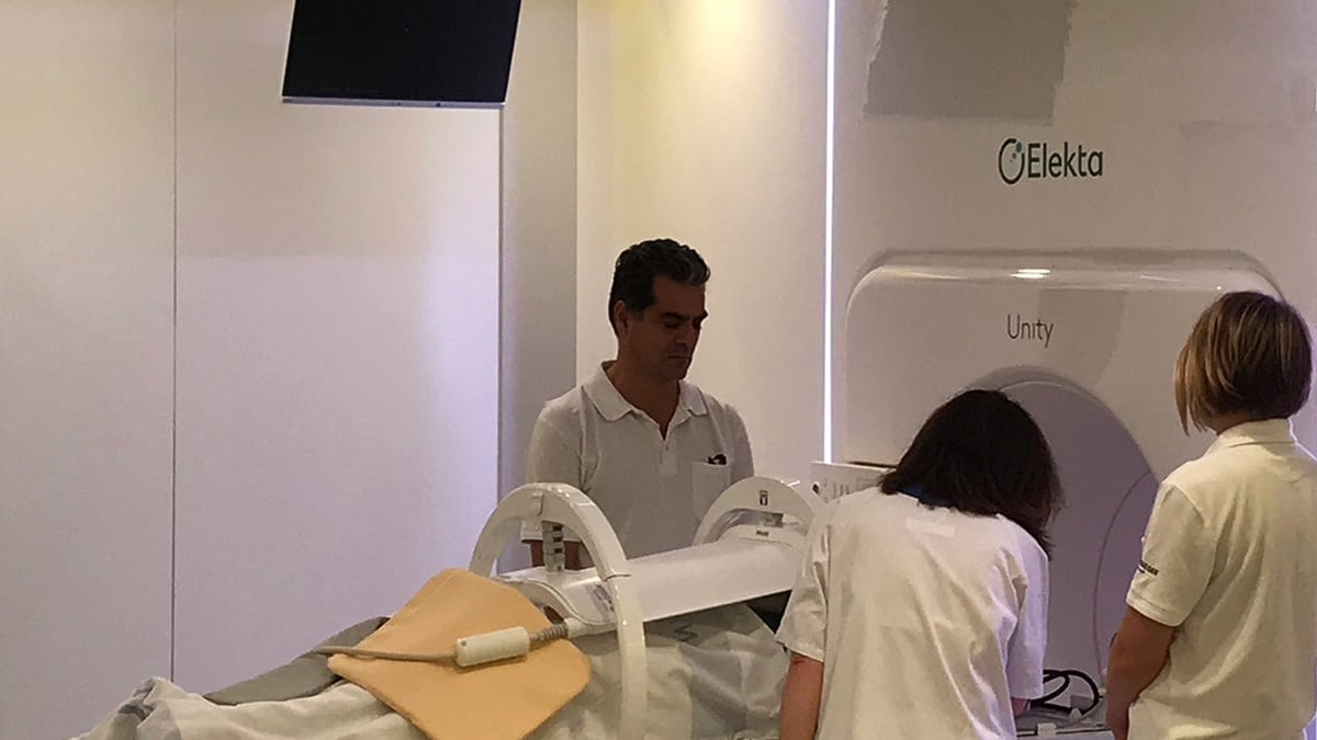 Nu har den första cancerpatienten strålbehandlats i den nya MR-Linacen på Akademiska. På sikt räknar man med att behandla 8-10 patienter per dag.