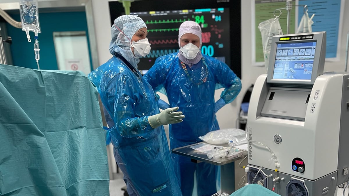 Kvinnokliniken på Akademiska sjukhuset är först i Sverige med varm cytostatika i buken, eller hyperterm intraperitoneal cytostatika, HIPEC, som behandling vid spridd äggstockscancer. Behandlingen utförs inom ramen för en internationell studie där man jämför överlevnaden efter enbart kirurgi som första behandling eller en kombination med HIPEC.