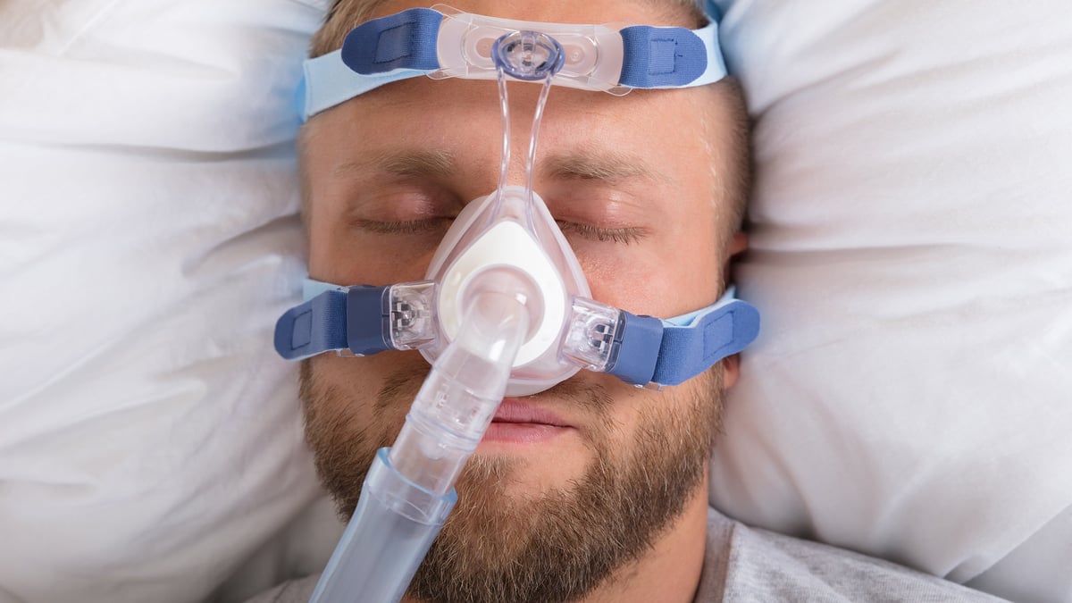 Vid CPAP-behandling av sömnapné är följsamhet avgörande för god effekt. Forskning vid Akademiska sjukhuset visar att  sedvanliga mottagningsbesök fungerar lika bra som intensivare uppföljning via telemedicin. Foto: Mostphotos (genrebild på vårdsituation)