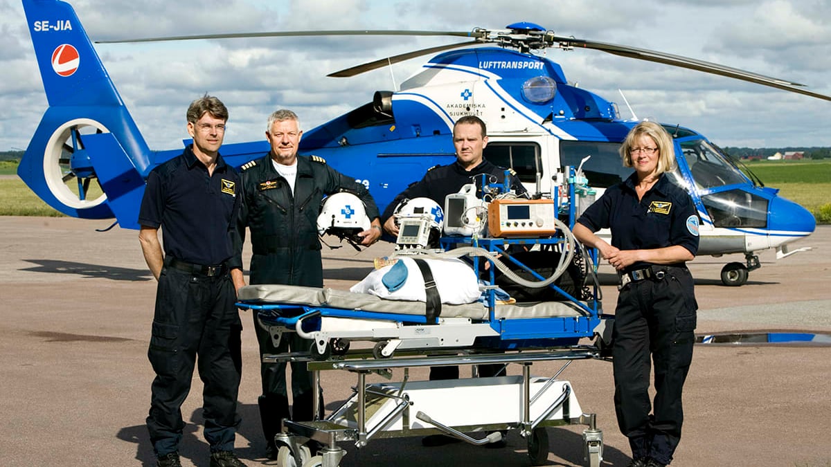 Ambulanshelikoptern bemannas av team med läkare och sjuksköterskor specialistutbildade inom narkos- och intensivvårdsläkare samt flygmedicin.