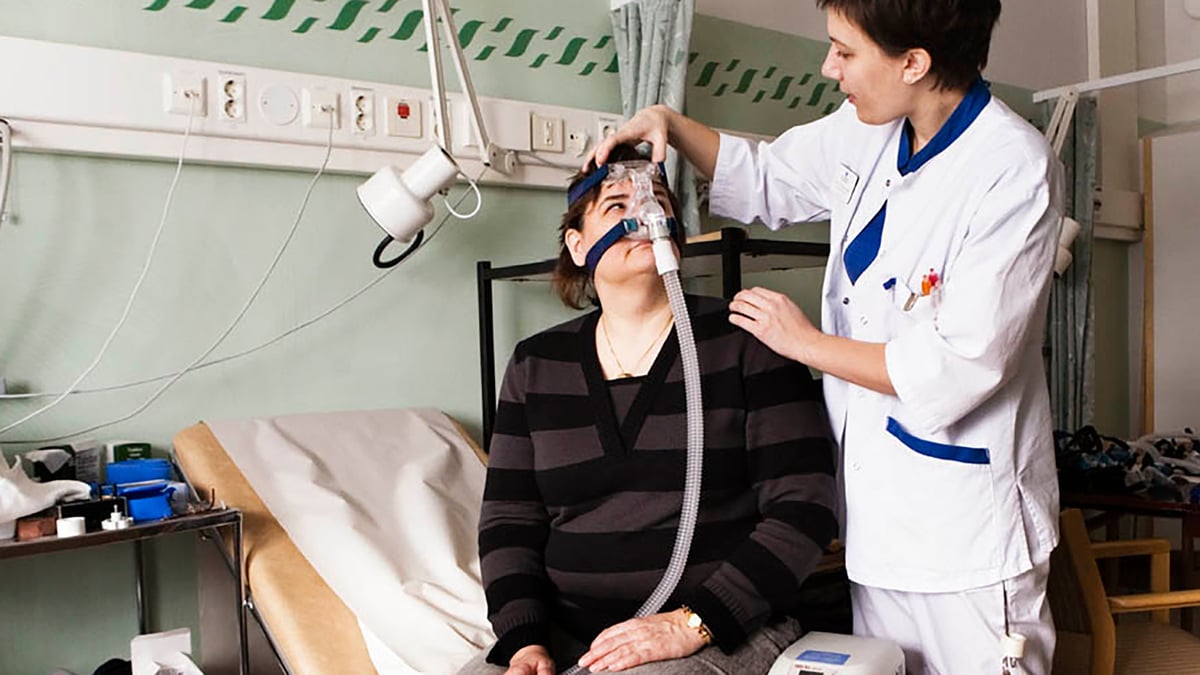 Kan obstruktiv sömnapné vara en riskfaktor för demenssjukdomar? Det ska utforskas i en ny studie på Akademiska sjukhuset som bland annat baseras på nattliga andningsmätningar. Foto: Akademiska sjukhuset (genrebild)