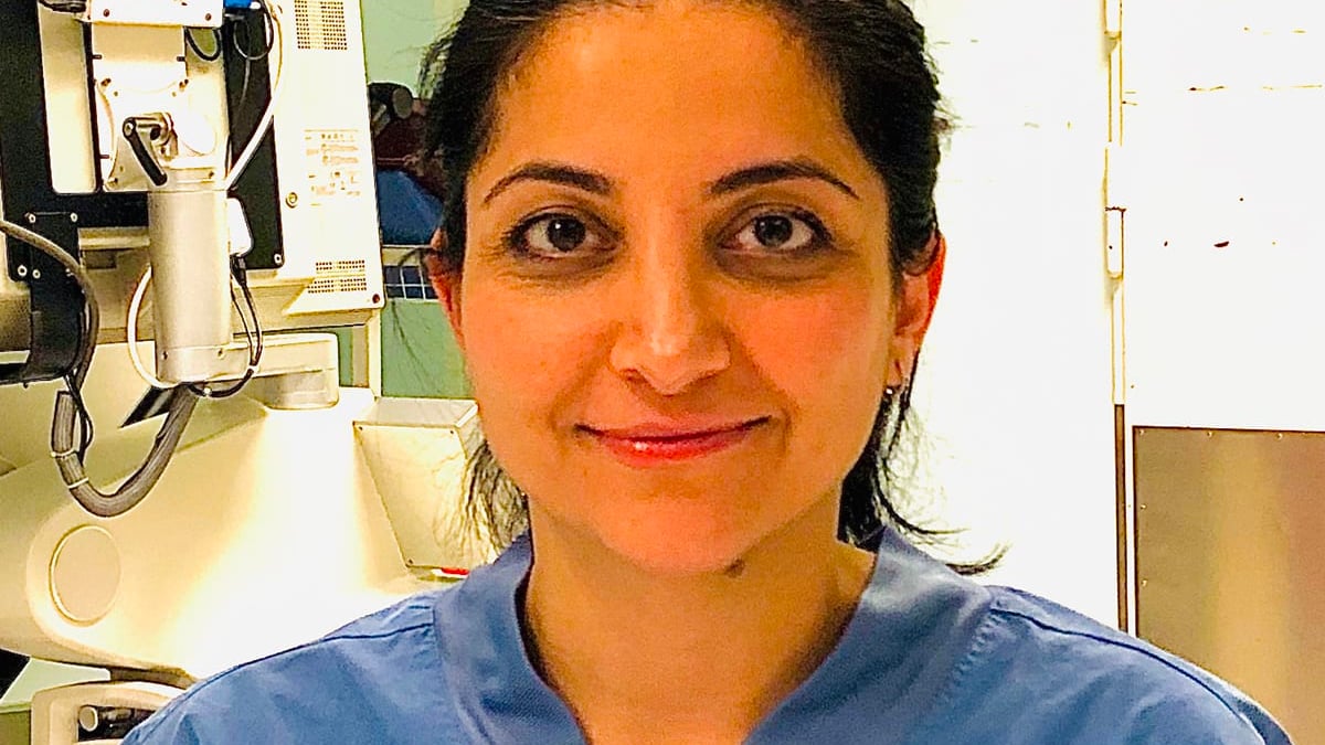 Elham Rostami forskar på att utveckla mer individuellt anpassade läkemedelsbehandlingar vid traumatiska hjärnskador. Hon är hjärnkirurg på Akademiska sjukhuset och docent vid Uppsala universitet.