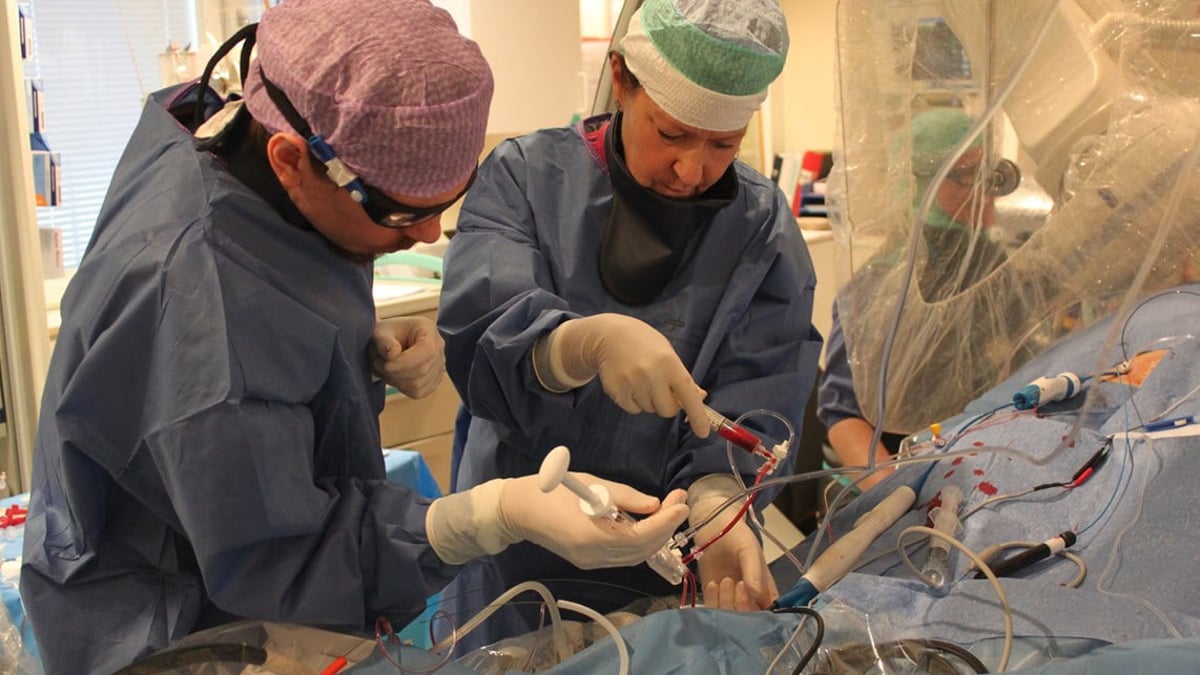 Förmaksflimmer är den vanligaste hjärtrytmstörningen hos vuxna. I en studie ledd från Akademiska sjukhuset ska forskarna utvärdera om en form av kateterburen ablation, lungvensisolering, är bättre än rytmstabiliserande läkemedel för patienter med ihållande hjärtflimmer.