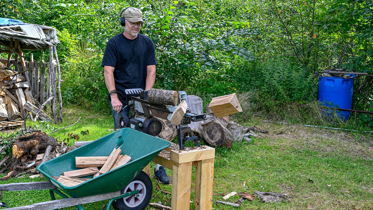 Arbete med automatisk vedklyv är en vanlig orsak till handskador. Uppmaningen från handkirurger på Akademiska är att arbeta ensam och aldrig slarva med klingskyddet. Foto: Mostphotos