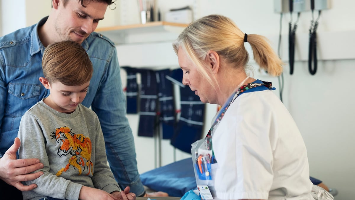 Nästan vart tionde barn i åldern 6-7 år drabbas av sängvätning. Numera finns effektiv behandling i form av Larmbehandling och hormonläkemedel. Detta lyfts fram på barnforskningens dag 13 april. Foto: Johan Alp (genbrebild vårdsituation)