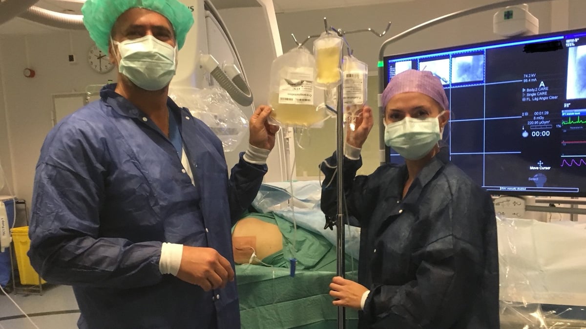 I en studie på Akademiska utvärderas en ny metod för att minska behovet av immunhämmande behandling efter ö-transplantation vid svår typ 1-diabetes. Det nya är att man använder personens egna så kallade T-celler. På bilden syns Amir Sedigh, sektionschef på transplantation och Anna Högvall, forskningssjuksköterska i samband med den första transplantationen inom ramen för studien.