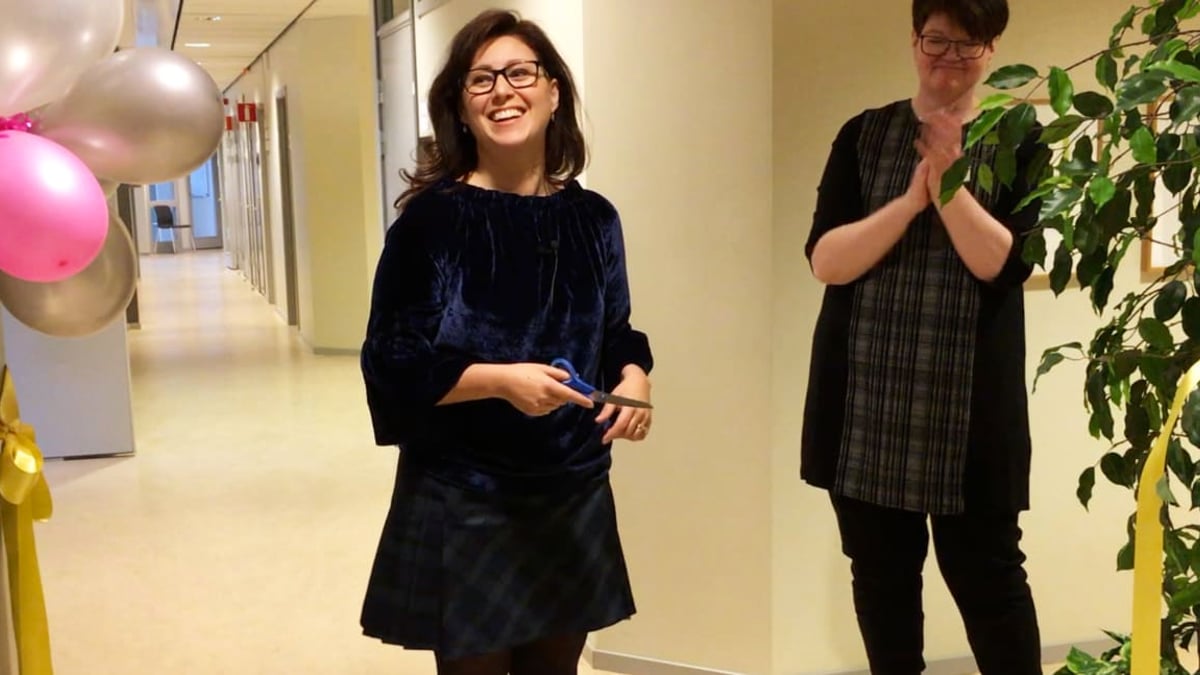 Vivianne Macdisi, regionråd (S), ordförande i sjukhusstyrelsen, klipper bandet i samband med invigningen.