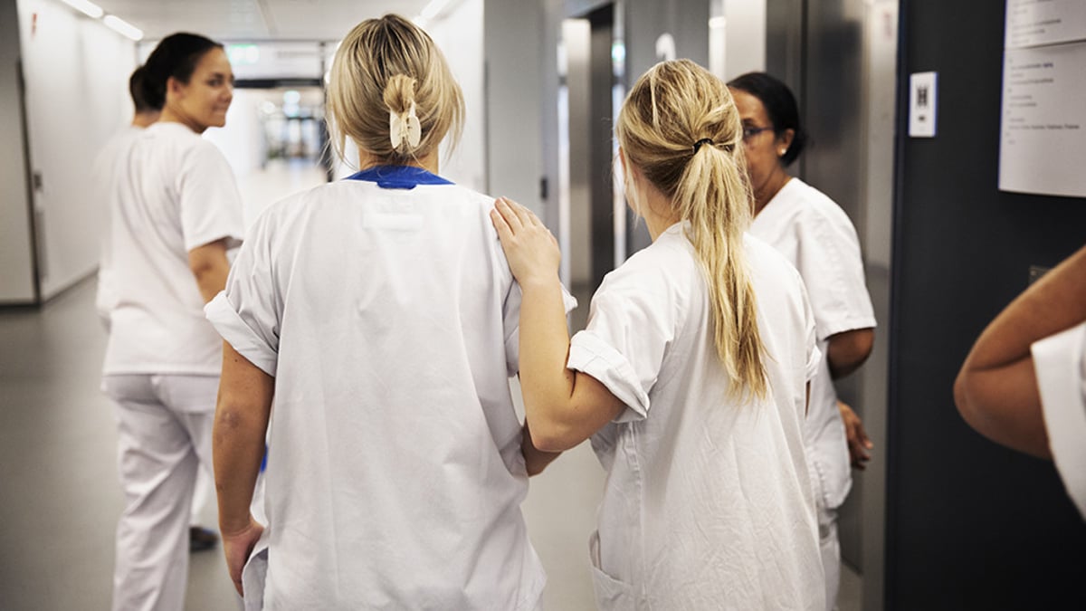 En grupp sjuksköterskor som går i en korridor.