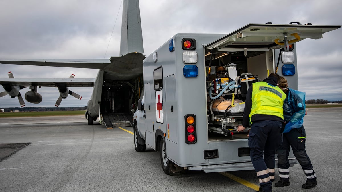 Personal från Luftburen Intensivvård (LIV) vid Akademiska sjukhuset, samarbetar med Försvarsmakten om intensivvårdstransporter mellan sjukhus. Den 1 april transporterades den första patienten mellan Karolinska och Sahlgrenska enligt det nya konceptet. Fotograf: Per Forsberg