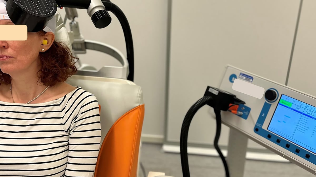 Sedan en tid tillbaka erbjuds magnetstimulering av hjärnan inom rutinsjukvården till patienter med svårbehandlad depression.En studie vid bland annat Akademiska, där man utvärderat en metod kallad thetaburst, visar att drygt 42 procent av patienterna svarade bra på behandlingen.  Hos 16 procent försvann depressionen helt. Foto: Akademiska sjukhuset (patienten är statist.)