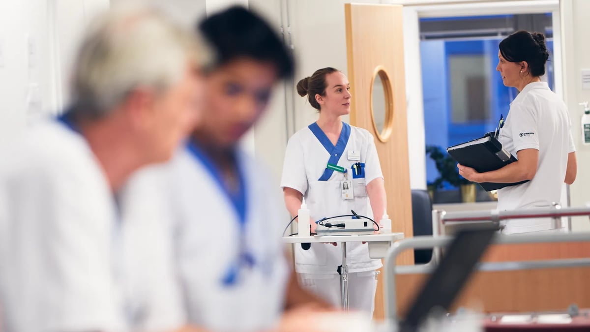 En grupp sjuksköterskor som går runt på ett sjukhus.