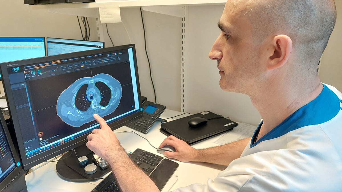 Ett samarbete har inletts inom strålbehandling mellan Akademiska sjukhuset och Mälarsjukhuset. Det innebär att läkare på Akademiska på distans kommer att bedöma vilket område som ska strålbehandlas och hur stor stråldos som ska ges till cancerpatienter från Sörmland, så kallad targetritning.  På bilden syns Calin Radu, överläkare inom onkologi på Akademiska sjukhuset.
Foto: Akademiska sjukhuset