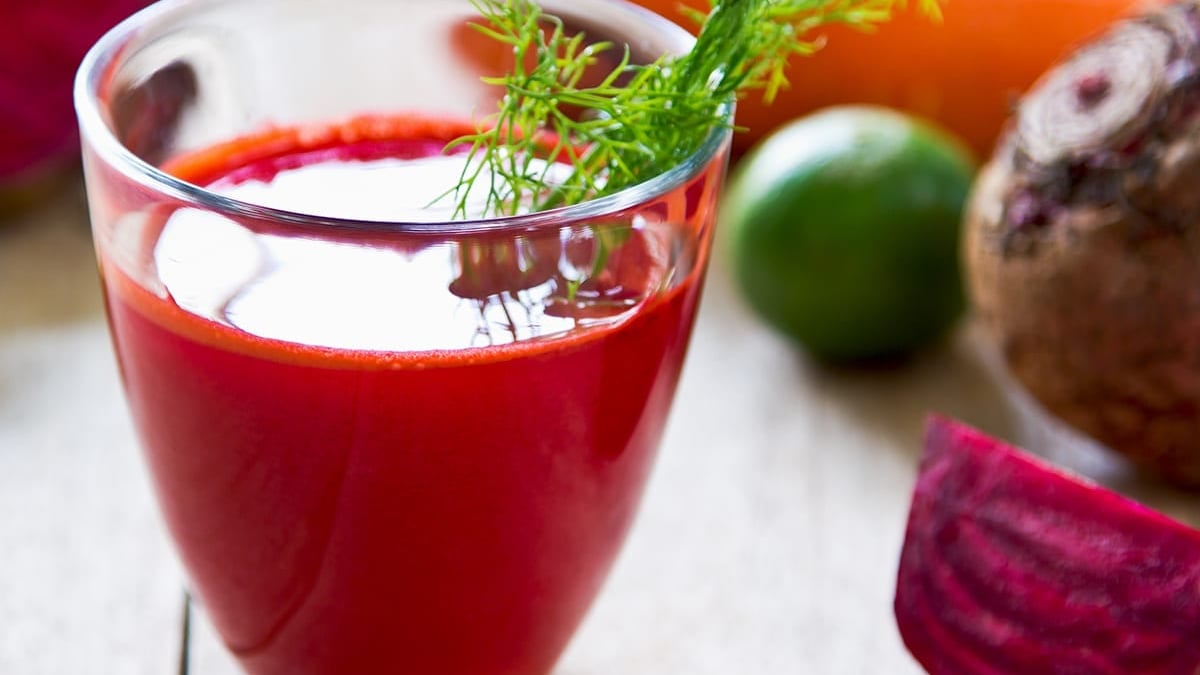 ​Ett regelbundet intag av rödbetsjuice har positiv effekt på hälsan hos patienter med den svåra hjärt-lungsjukdomen PAH. Det framgår av en patientstudie på Akademiska sjukhuset.