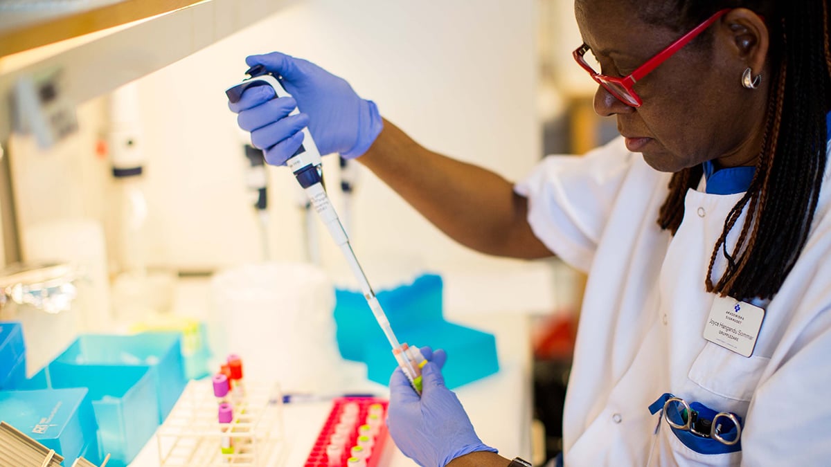 Joyce Hangandu Sommar, biomedicinsk analytiker vid Akademiska sjukhuset, arbetar med den nya genpanelen som möjliggör mer träffsäker diagnostik och individuellt anpassad behandling vid leukemi.