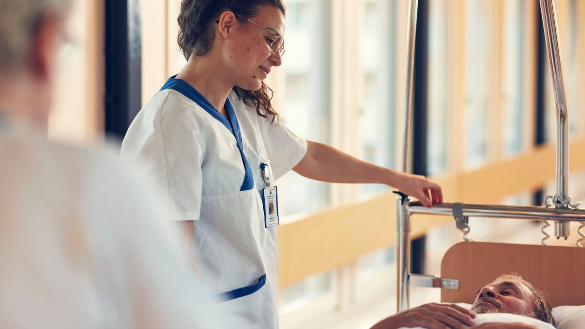 Hur ska människor kunna arbeta under hela yrkeslivet inom branscher med både fysiska och psykosociala utmaningar såsom sjukvården? Det är fokus för ett sexårigt forskningsprojekt vid Akademiska sjukhuset som startar inom kort. Fotograf: Johan Alp (genrebild)