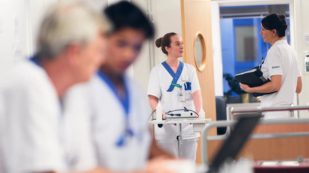 En grupp sjuksköterskor som går runt på ett sjukhus.