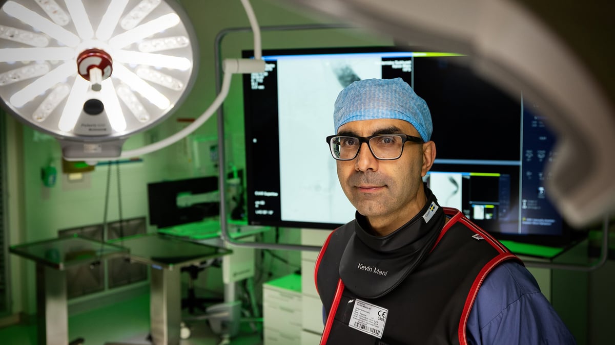 Aortadissektion är ett allvarligt tillstånd. Kärlkirurgen Kevin Mani leder en skandinavisk studie där man ska utvärdera om överlevnaden ökar när patienter  får både medicinsk behandling och ett komplement med en minimalinvasiv operation, så kallad TEVAR-ingrepp. Fotograf: Mikael Wallerstedt