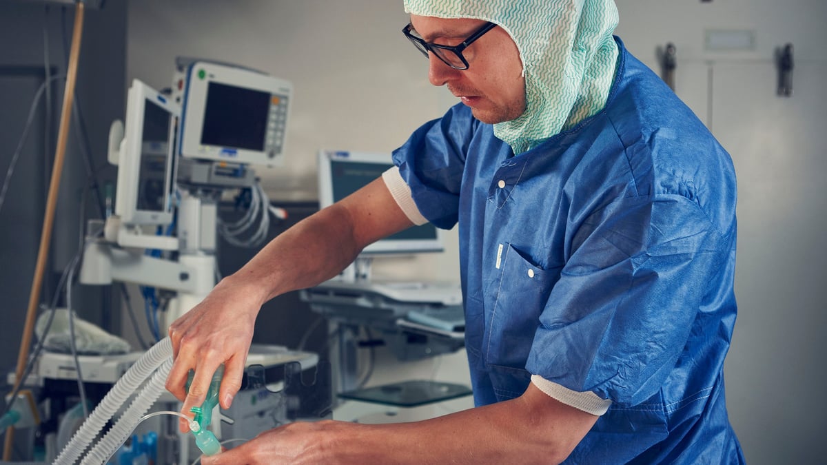 Skillnader i immunologiskt svar i form av cytokiner hos patienter som intensivvårdas för covid-19 kan ha stor betydelse för om patienten överlever eller avlider. I en studie på Akademiska sjukhuset ska forskare jämföra så kallade cytokinstormar hos svårt sjuka  med immunförsvaret hos friska blodgivare. Foto: Johan Alp (genrebild)